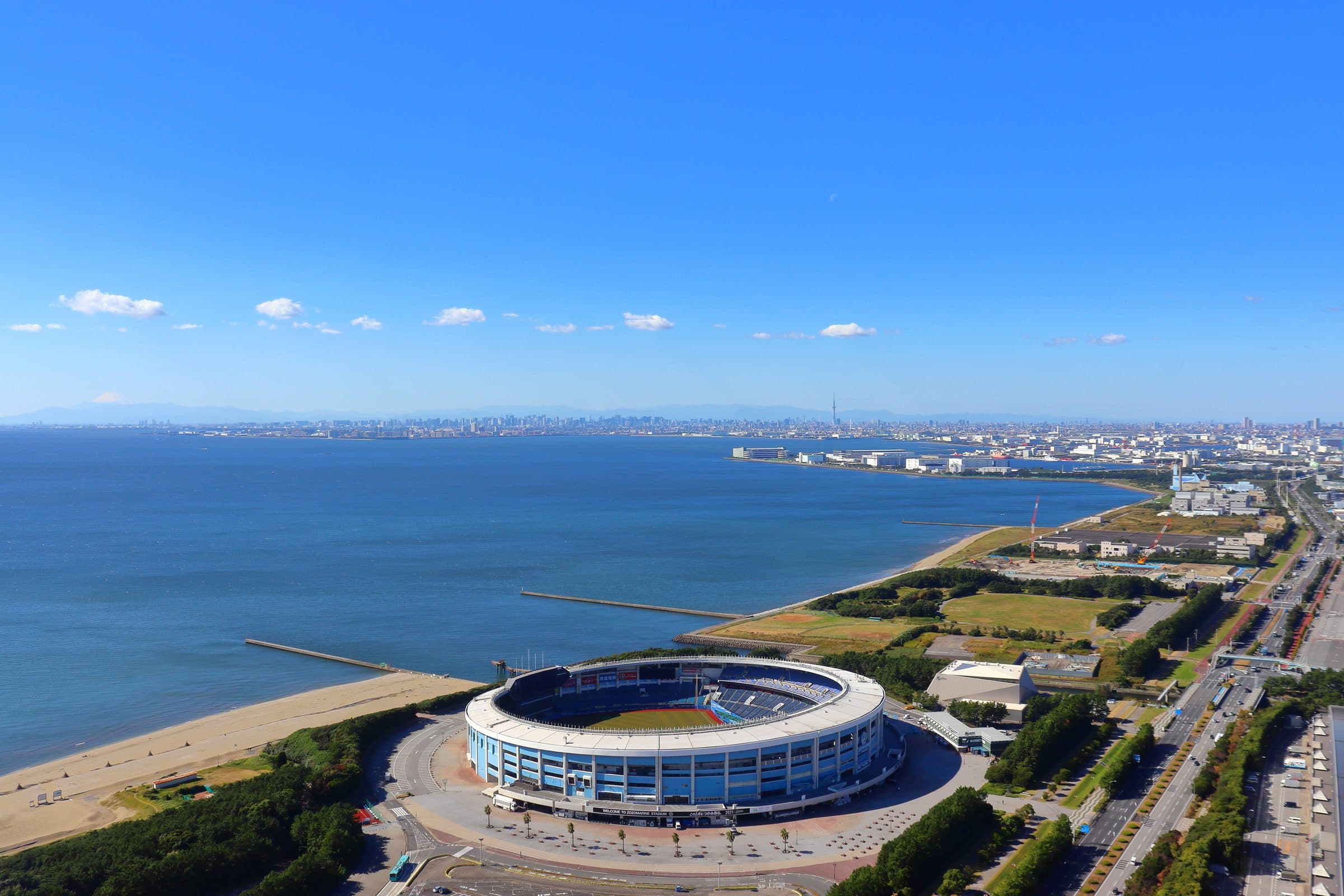 青空と幕張の海辺の眺め
