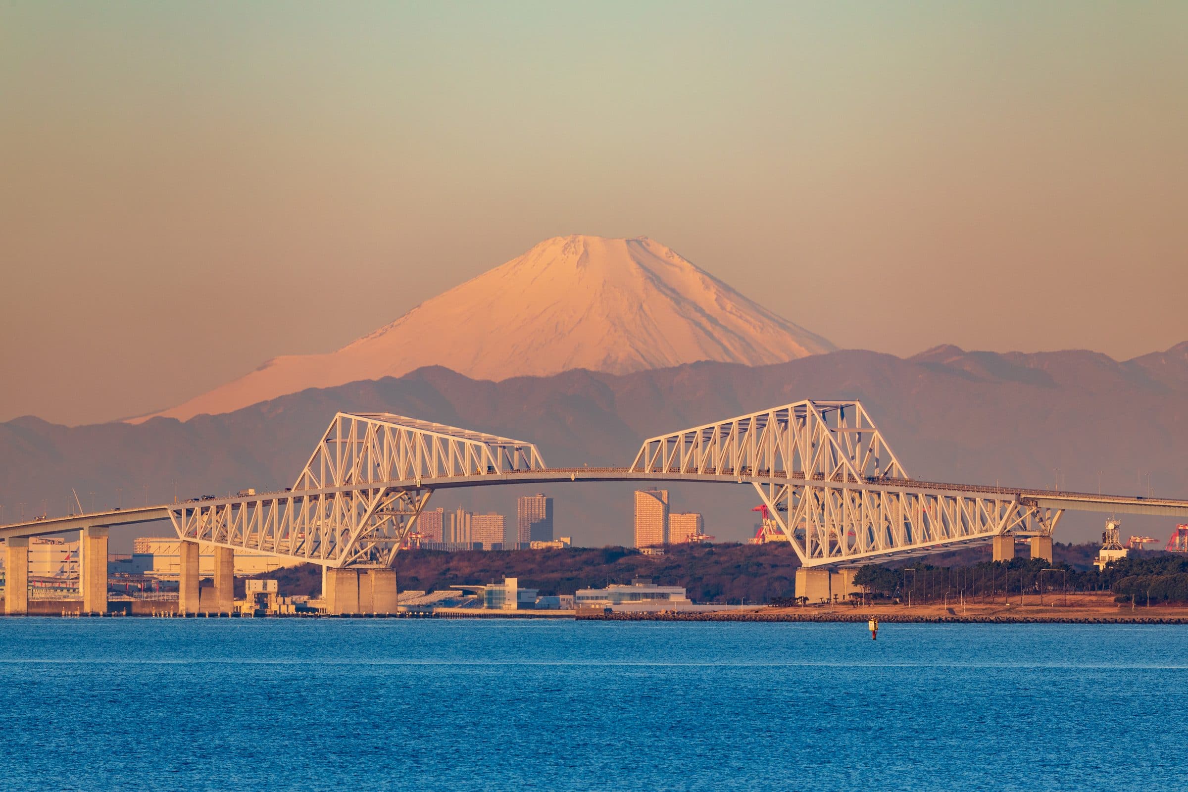 朝焼けの東京ゲートブリッジと富士山